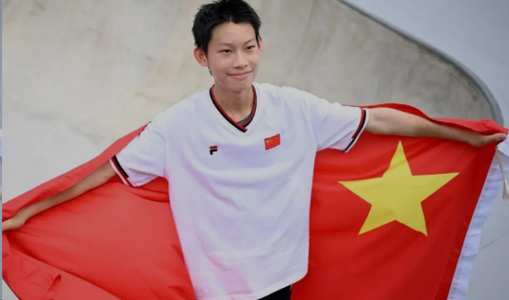 中国15岁滑板少年绝杀赢得亚运金牌