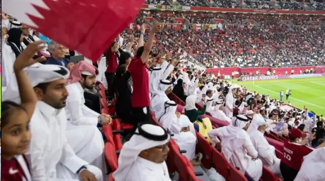 卡塔尔世界杯观众席无口罩引发国际讨论