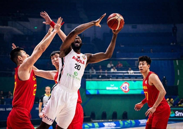 中国男篮逆袭安哥拉，胡金秋20分砍下胜利