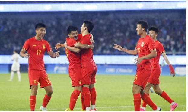 亚运足球：中国以陶强龙头槌绝杀卡塔尔U23，1-0获胜